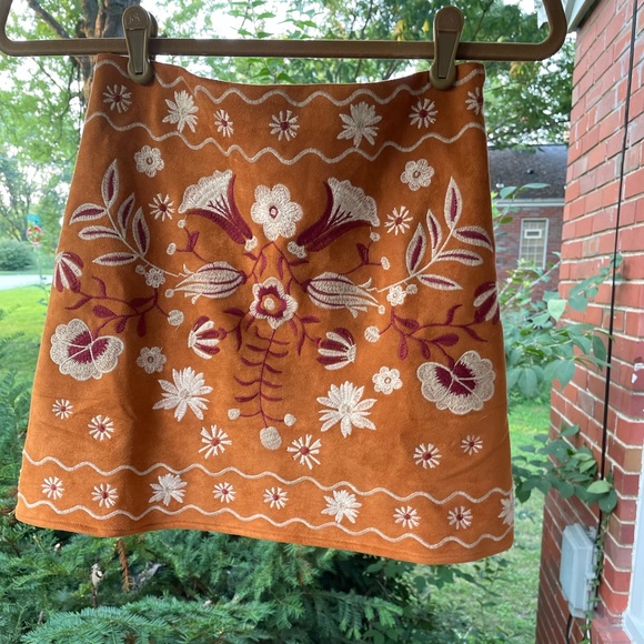 💥 NWT💥 Francesca’s Embroidered Skirt! - Picture 6 of 9